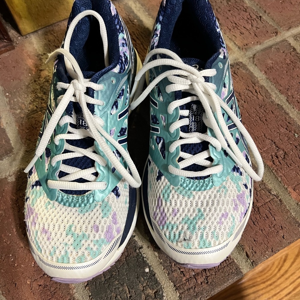 Asics tennis shoes, size 6, good condition